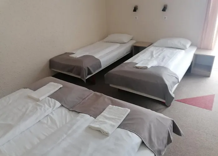 Free Parking, Free Breakfast, Only 15 Minutes To City Center