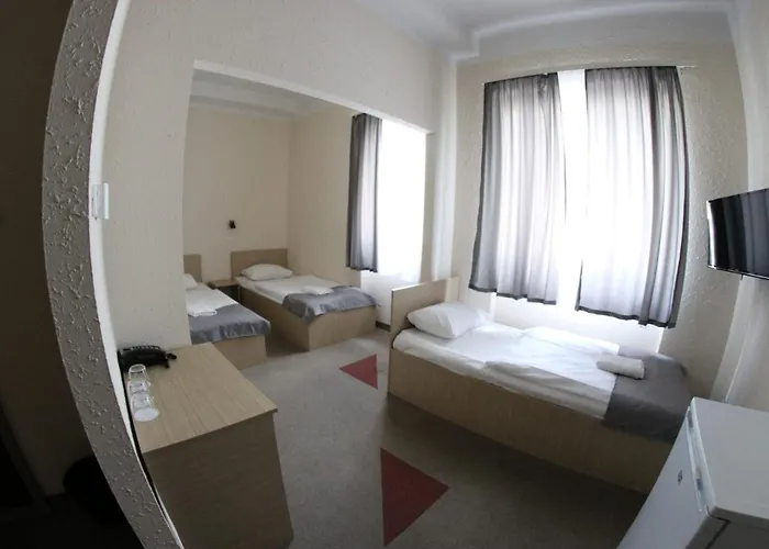 Free Parking, Free Breakfast, Only 15 Minutes To City Center